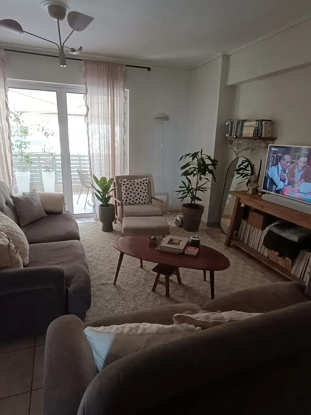 Wood-Toned Cozy Lounge